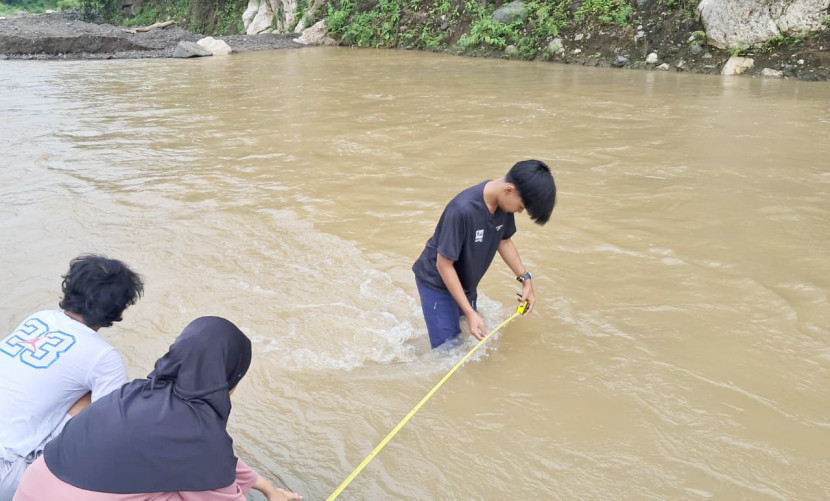 mahasiswa Program Studi Geografi, FMIPA UI, melaksanakan Kuliah Kerja Lapang (KKL) di Kecamatan Simpenan, Kabupaten Sukabumi, Jabar. (Foto: Dok Humas UI)
