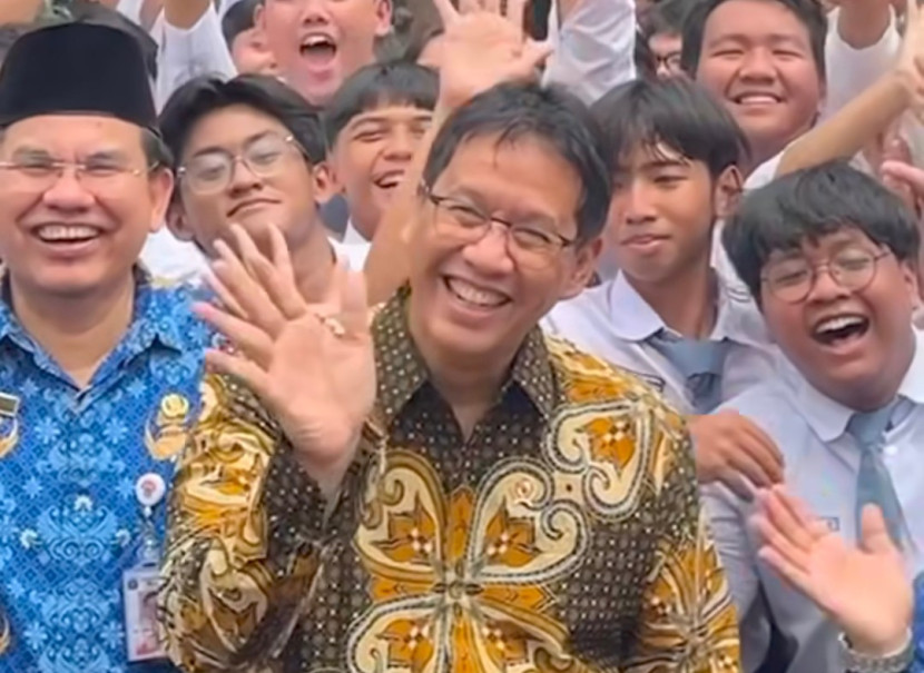 Menkeu, Purbaya Yudhi Sadewa di tengah anak-anak SMAN 3 Jakarta. (Foto: Dok RUZKA INDONESIA)