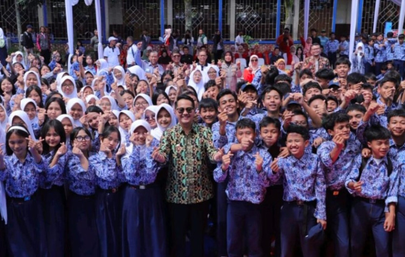 Wakil Wali Kota Cimahi, Adhitia Yudhistira bersama para pelajar di giat Festival Putih Abu 2025. (Foto: Dok RUZKA INDONESIA)