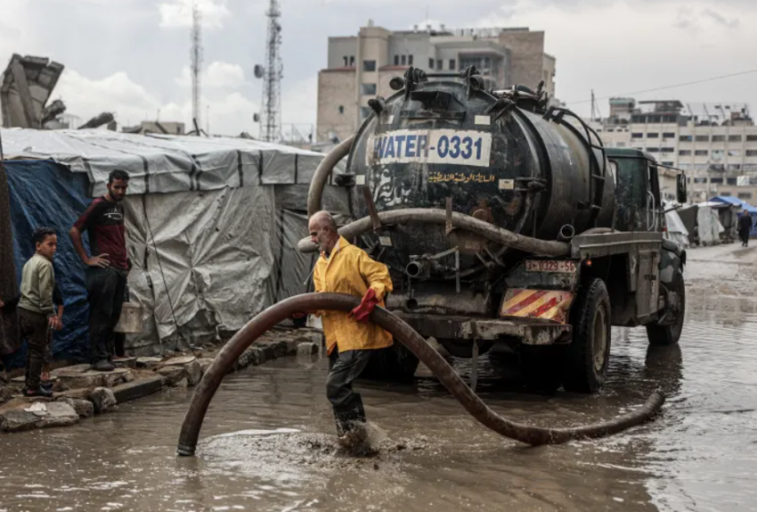Hujan yang mengguyur Gaza membuat tenda pengungsi kebanjiran. (DaysofPal)