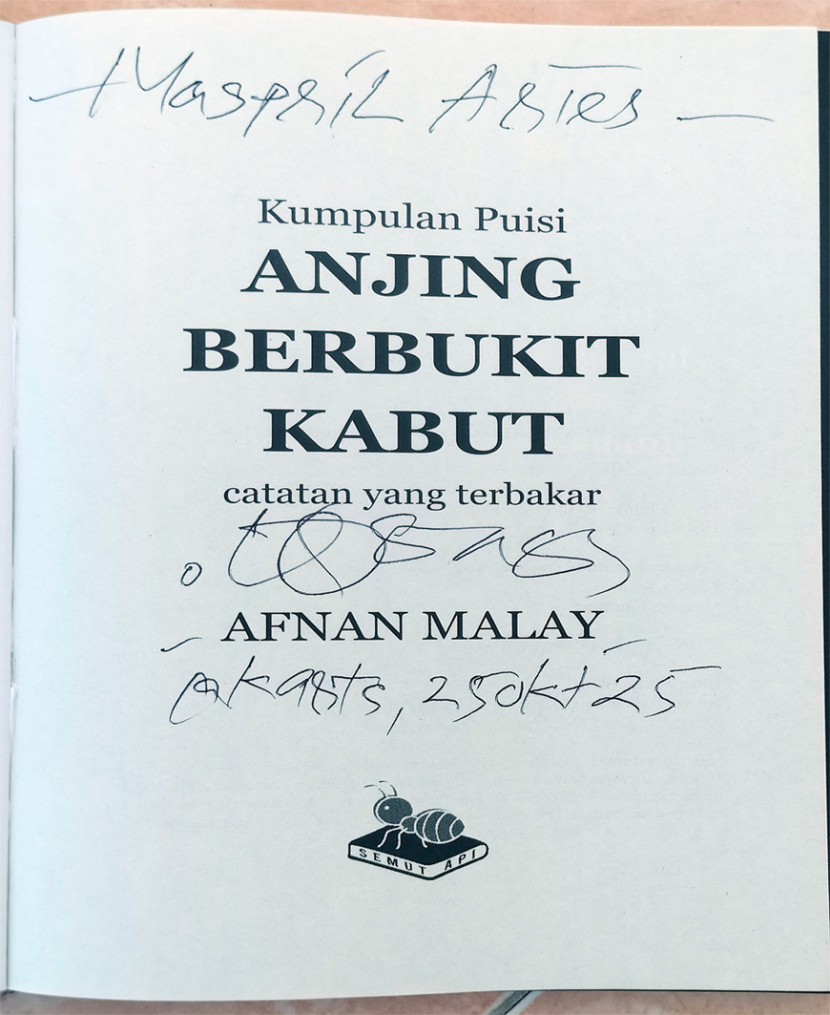 Buku “Anjing Berbukit Kabut - Catatan yang Terbakar” dengan tanda tangan langsung penulisnya, Afnan Malay. (FOTO: Maspril Aries)