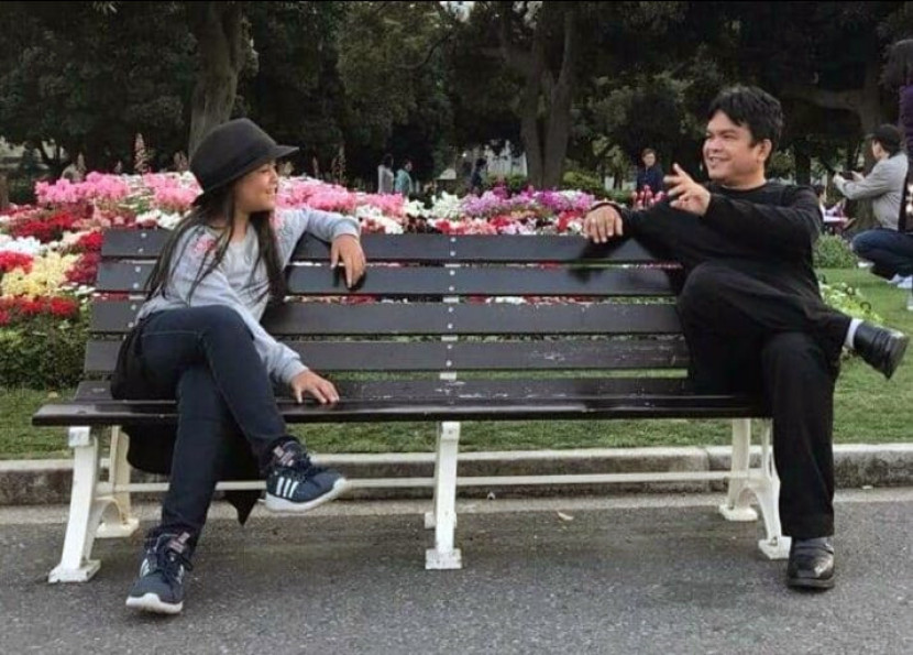 Penyair Afnan Malay bersama putrinya. (FOTO FB @Afnan Malay)