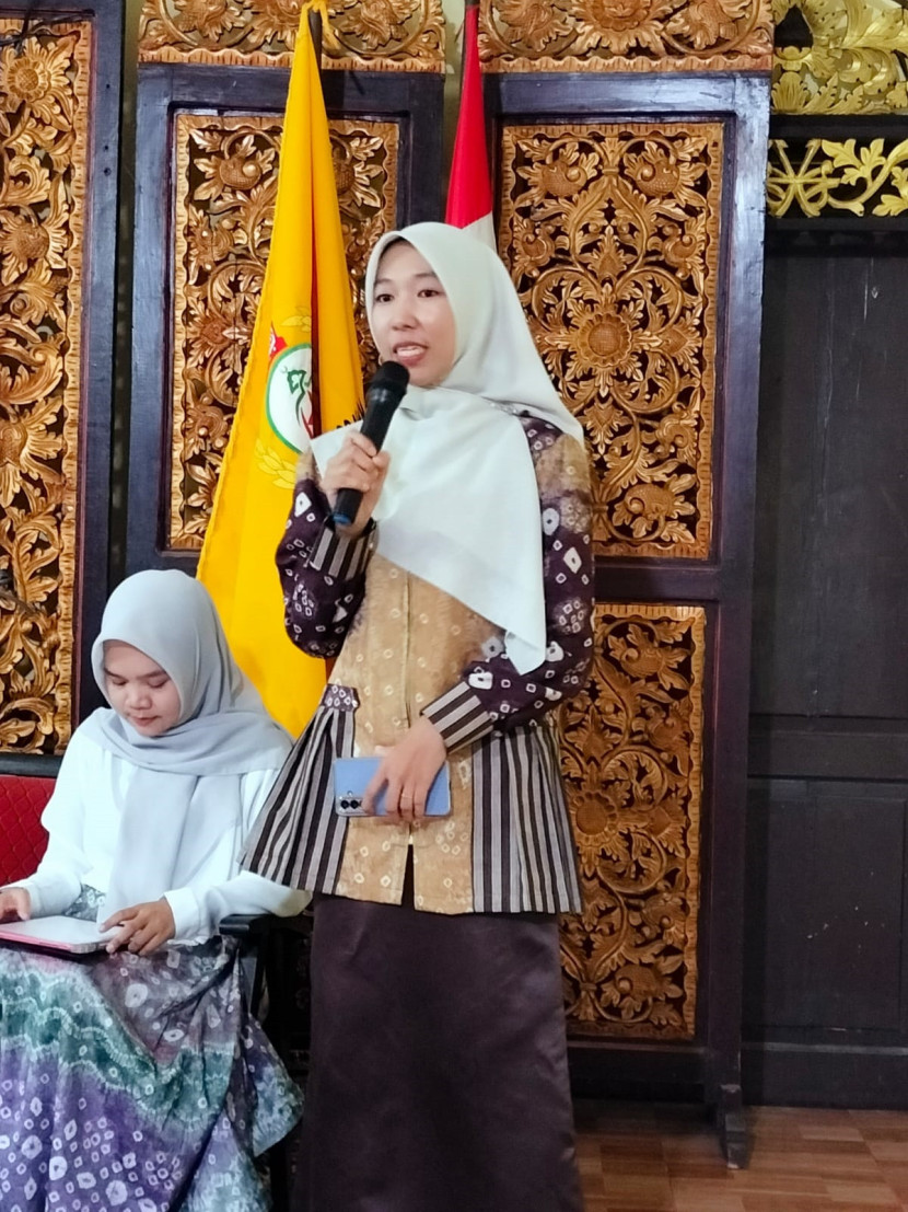 Penulis Leni Mastuti memaparkan isi bukunya. (FOTO: D Oskandar)