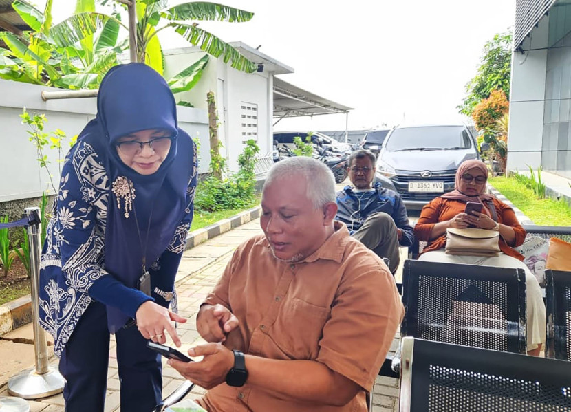 Novarina Azli turun langsung mengedukasi peserta tentang cara penggunaan aplikasi JMO. (Foto: Dok BPJS Ketenagakerjaan Depok)
