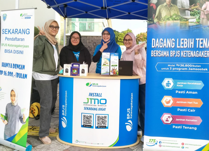 Bersama timnya, Novarina Azli turut menjaga booth pameran. (Foto: Dok BPJS Ketenagakerjaan Depok)
