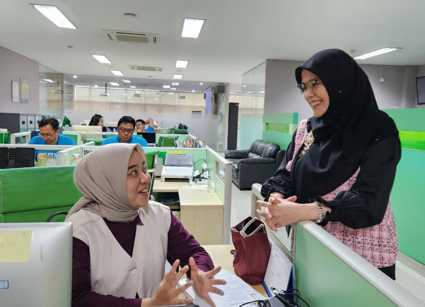 Novarina Azli menyapa staf bagian administrasi. (Foto: Dok BPJS Ketenagakerjaan Depok)