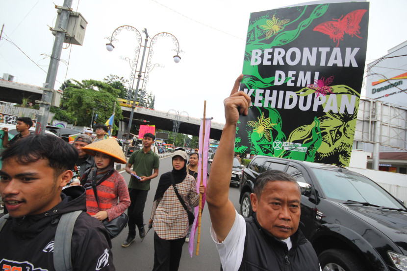 Aksi Mogok Iklim Global (Global Climate Strike) 2025, bersama Koalisi Urundaya Iklim di kawasan Cikapayang, Dago, Kota Bandung, Ahad (16/11/2025). Foto: Edi Yusuf