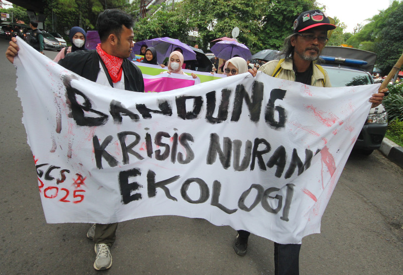 Aksi Mogok Iklim Global (Global Climate Strike) 2025, bersama Koalisi Urundaya Iklim di kawasan Cikapayang, Dago, Kota Bandung, Ahad (16/11/2025). Foto: Edi Yusuf
