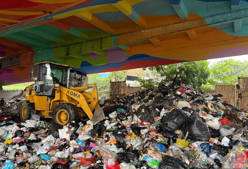 Pembersihan kolong Jembatan Prof Mochtar Kusumaatmadja atau Pasupati di Kelurahan Tamansari, Bandung Wetan, dari tumpukan sampah, Selasa (18/11/2025). Foto: Diskominfo Kota Bandung