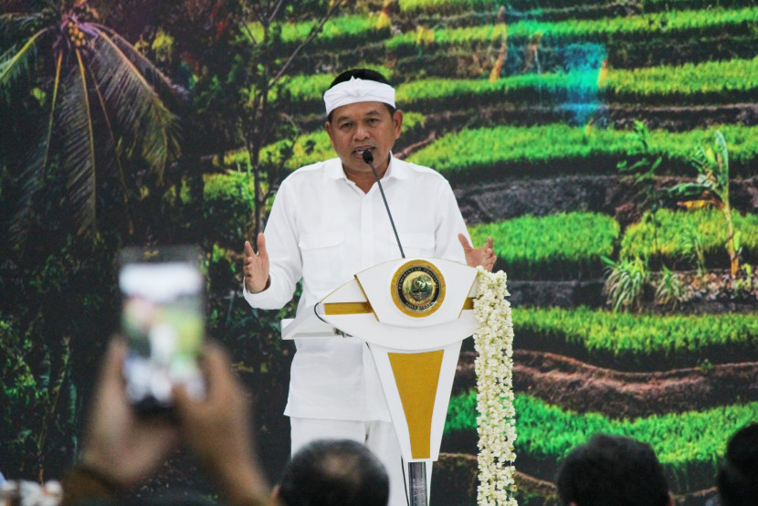 Gubernur Jabar Dedi Mulyadi menyampaikan pemaparan saat Economics 360° Roundtable Discussionsdi, Aula Barat Gedung Sate, Kota Bandung, Rabu (19/11/2025). Foto: Edi Yusuf