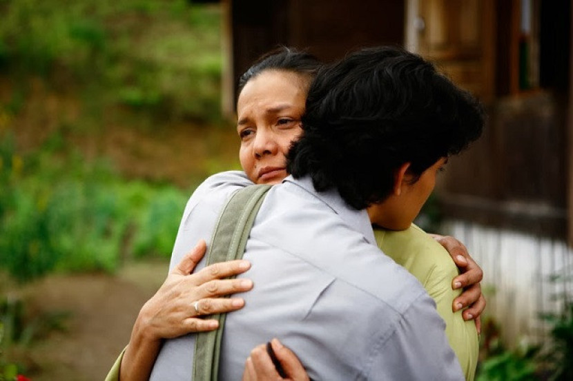 1.1 Ilustrasi seorang anak yang berpamitan dengan ibunya untuk merantau (Sumber: fathurhoho.id)