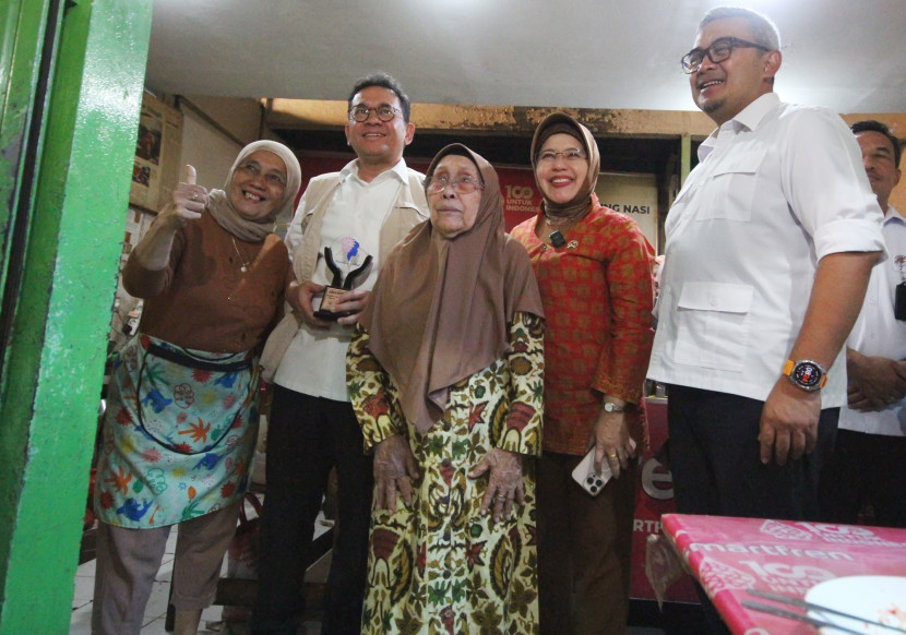 Mendag Budi Santoso memberikan penghargaan kepada legenda kuliner Kota Bandung Bu Eha pemilik warung nasi di Pasar Cihapit saat meninjau stok dan harga berbagai kebutuhan pokok, Kamis (20/11/2025). Foto: Edi Yusuf