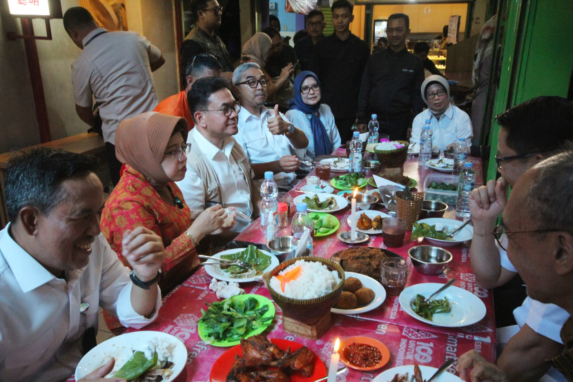 Menteri Perdagangan (Mendag) Budi Santoso bersama Wali Kota Bandung Muhammad Farhan dan sejumlah pejabat terkait menikmati kuliner di Warung Nasi Mak Eha, di Pasar Cihapit, Kamis (20/11/2025). Foto: Edi Yusuf