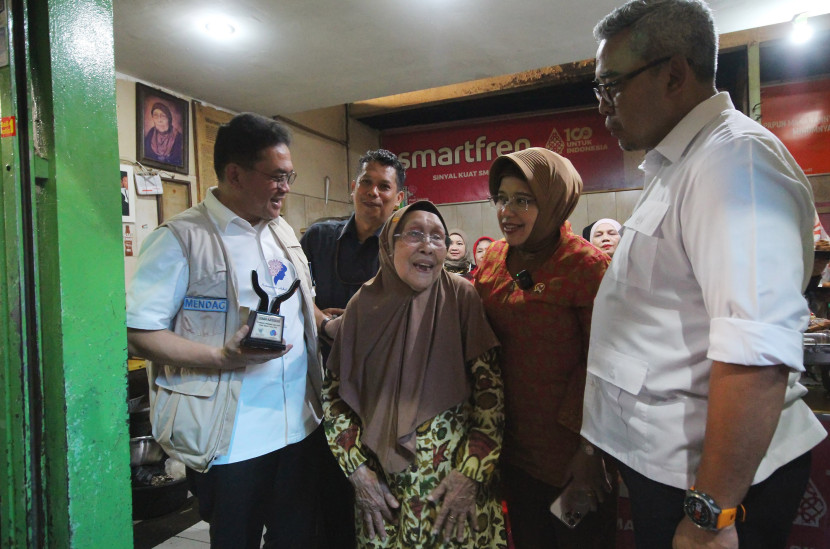 Menteri Perdagangan (Mendag) Budi Santoso bersama Wali Kota Bandung Muhammad Farhan berbincang dengan Bu Eha (93 tahun), Kamis (20/11/2025). Foto: Edi Yusuf