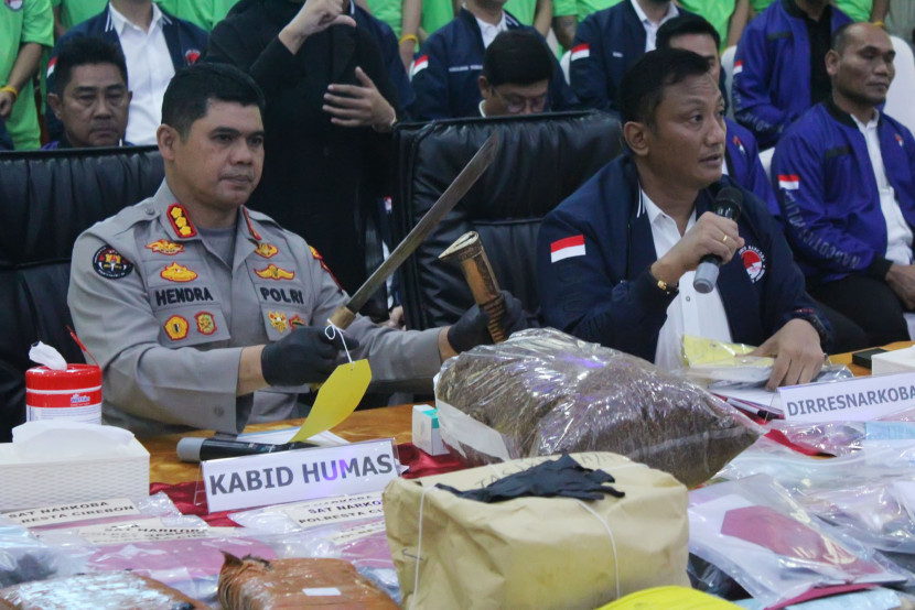 Brang Bukti dihadirkan saat konferesi pers Operasi Antik Lodaya 2025, di Polda Jabar, Kota Bandung, Kamis (20/11/2025). Foto: Edi Yusuf