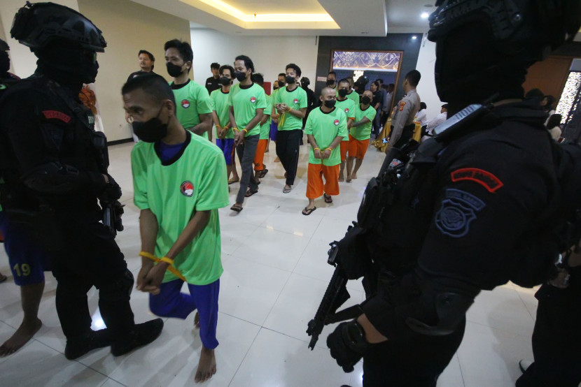 Para tersangka dihadirkan saat konferesi pers Operasi Antik Lodaya 2025, di Polda Jabar, Kota Bandung, Kamis (20/11/2025). Foto: Edi Yusuf