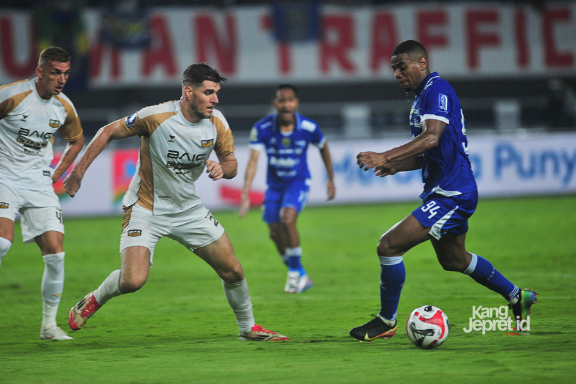 Penyerang sayap Persib Bandung Ullian Barros diadang bek Dewa United Nick Kuipers pada laga BRI Super League di Stadion Gelora Bandung Lautan Api (GBLA), Jumat (21/11/2025). KANGJEPRET.ID/YOGIARDHI (Data: Nikon D3, Nikkor 300mm/2.8 MF ED)