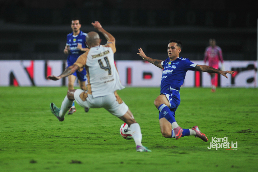 Winger Persib Bandung Elliano Reijnders diadang bek Dewa United Jonathan Carlos pada laga BRI Super League di Stadion Gelora Bandung Lautan Api (GBLA), Jumat (21/11/2025). KANGJEPRET.ID/YOGIARDHI (Data: Nikon D3, Nikkor 300mm/2.8 MF ED)