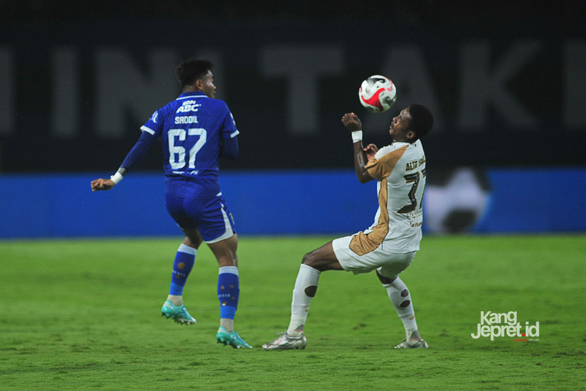 Tendangan gelandang serang Persib Bandung Saddil Ramdani mengenai wajah bek Dewa United Alta Ballah pada laga BRI Super League di Stadion Gelora Bandung Lautan Api (GBLA), Jumat (21/11/2025). KANGJEPRET.ID/YOGIARDHI (Data: Nikon D3, Nikkor 300mm/2.8 MF ED)
