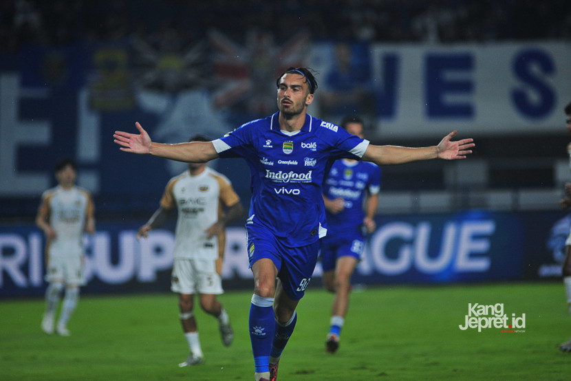 Penyerang Persib Bandung Andrew Jung merayakan gol ke gawang Dewa United pada laga BRI Super League di Stadion Gelora Bandung Lautan Api (GBLA), Jumat (21/11/2025). KANGJEPRET.ID/YOGIARDHI (Data: Nikon D3, Nikkor 300mm/2.8 MF ED)