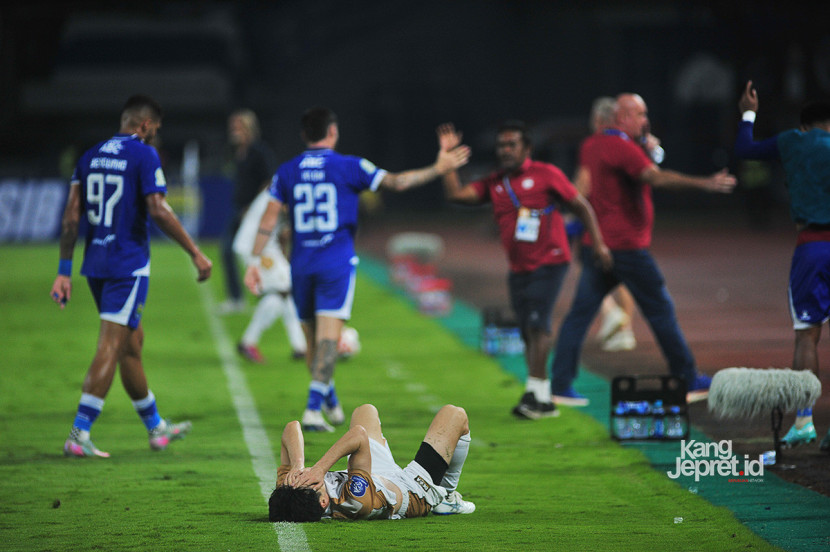 Gelandang serang Dewa United Marukawa menutup muka saat peluit panjang ditiup pada laga BRI Super League di Stadion Gelora Bandung Lautan Api (GBLA), Jumat (21/11/2025). KANGJEPRET.ID/YOGIARDHI (Data: Nikon D3, Nikkor 300mm/2.8 MF ED)