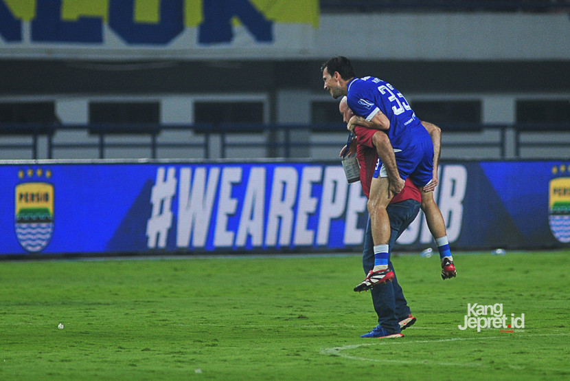 Jenderal lapangan Persib Bandung Thom Haye digendong pelatih Persib Bojan Hodak usai laga kedua tim di Ajang BRI Super League di Stadion Gelora Bandung Lautan Api (GBLA), Jumat (21/11/2025). KANGJEPRET.ID/YOGIARDHI (Data: Nikon D3, Nikkor 300mm/2.8 MF ED)