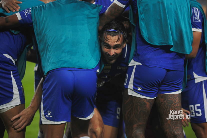 Penyerang Persib Bandung Andrew Jung diimpit rekan setimnya saat merayakan gol ke gawang Dewa United  pada laga BRI Super League di Stadion Gelora Bandung Lautan Api (GBLA), Jumat (21/11/2025). KANGJEPRET.ID/YOGIARDHI (Data: Nikon D3, Nikkor 300mm/2.8 MF ED)