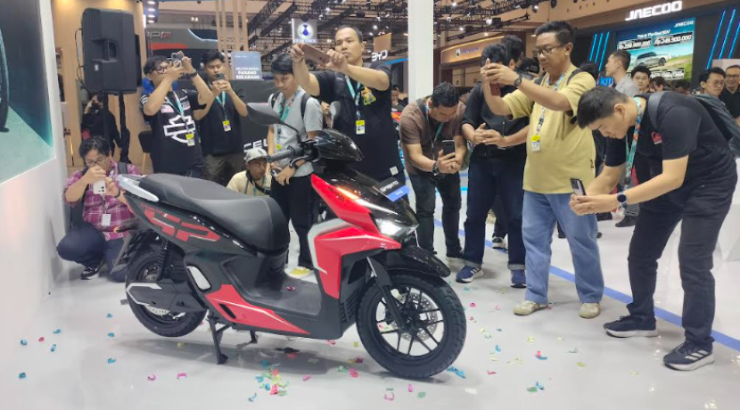 Baterai Lithium berkekuatan 2.45 kWh membuat motor listrik ini mampu melaju sejauh 110 kilometer.  dok Motoresto.id