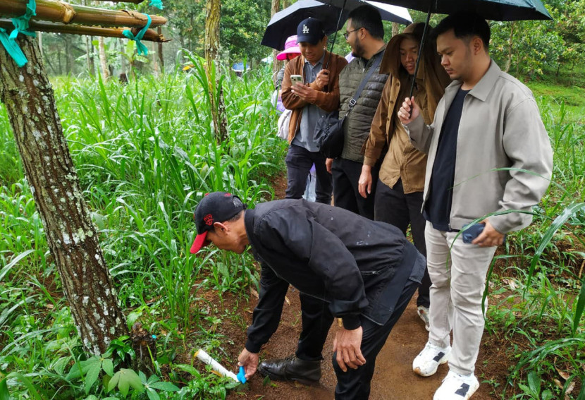 Peninjauan lapangan pemanfaatan pupuk cair keluaran unit Biogas untuk tanaman sayuran di Desa Jayagiri, Lembang, Kabupaten Bandung Barat, Sabtu (22/11/2025). Foto: Edi Yusuf