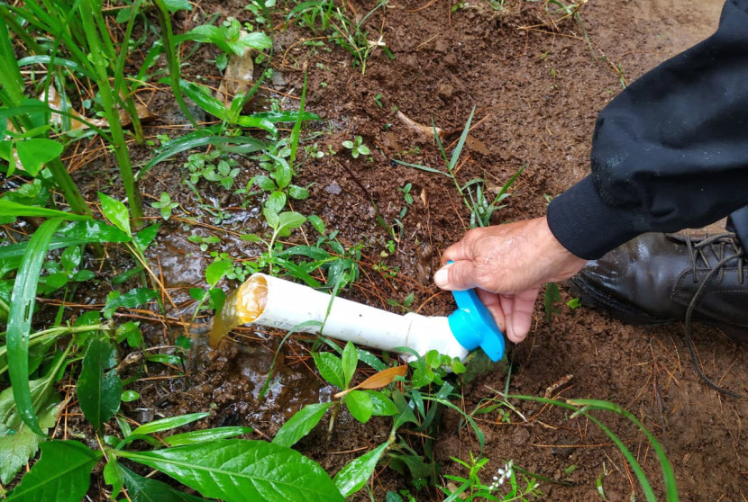 Pemasangan instalasi pemanfaatan pupuk cair keluaran unit Biogas untuk tanaman sayuran di Desa Jayagiri, Lembang, Kabupaten Bandung Barat, Sabtu (22/11/2025). Foto: Edi Yusuf