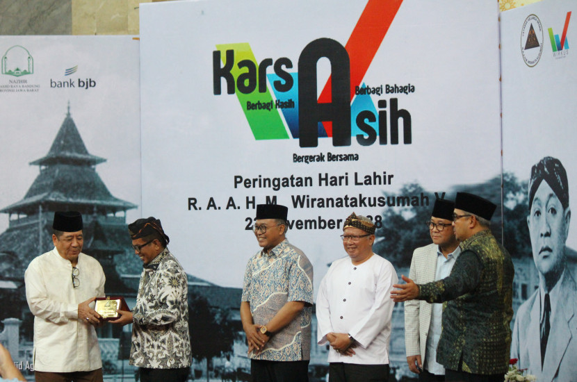 Pemberian penghargaan kepada Gubernur Banten Andra Soni dan sejumlah tokoh dan penjabat saat 'Karsa Asih Hari Lahir R.A.A.H.M. Wiranatakusumah V' di Masjid Raya Bandung, Ahad (23/11/2025). Foto: Edi Yusuf