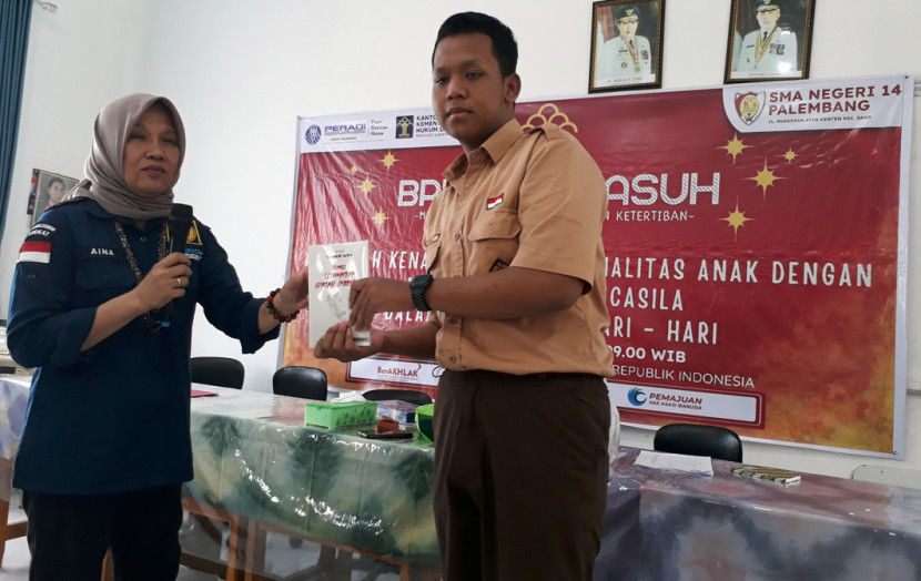 Menularkan virus membaca dengan cara membagikan buku secara gratis kepada siswa SMAN. (FOTO: Maspril Aries)