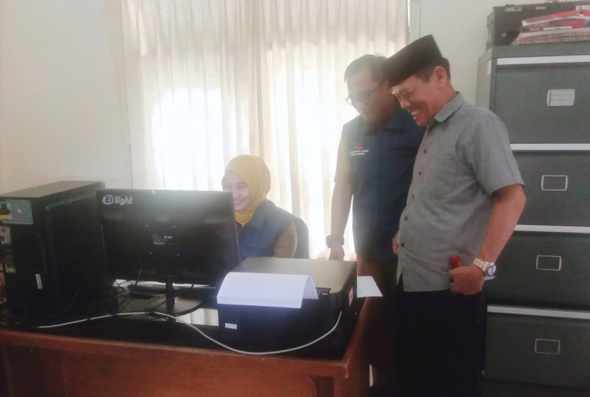 Ketua KKMP Tanah Baru, Naiman (kanan).