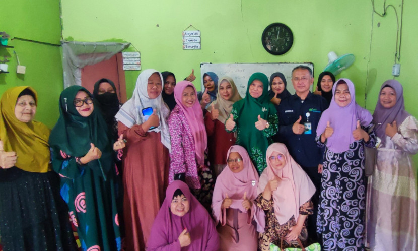 Soeharmoko, Agen Perisai BPJS Ketenagakerjaan berpose bersama usai pengajian ibu-ibu. (Foto : DJONI SATRIA)