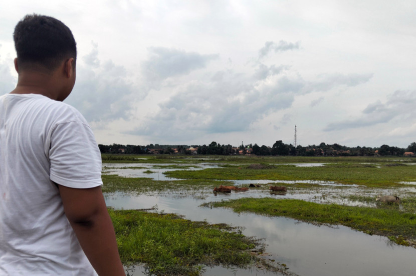 Memandangi rawa lebak lebung di Seri Bandung yang luas terhampar. (FOTO: Yenrizal)