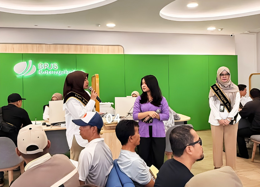 Fira (berbusana ungu) sosialisasi program jaminan sosial, saat perayaan Hari Pelanggan Nasional, 4 September 2025, di BPJS Ketenagakerjaan Depok. (DOK. BPJS Ketenagakerjaan Depok)