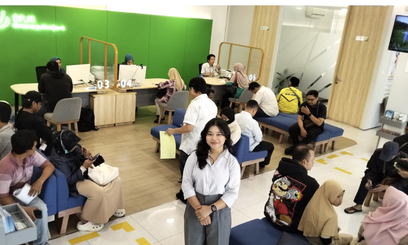 Fira, berpose usai melakukan pembuatan konten edukasi program jaminan sosial di kantor BPJS Ketenagakerjaan Depok. (DOK. BPJS Ketenagakerjaan Depok)