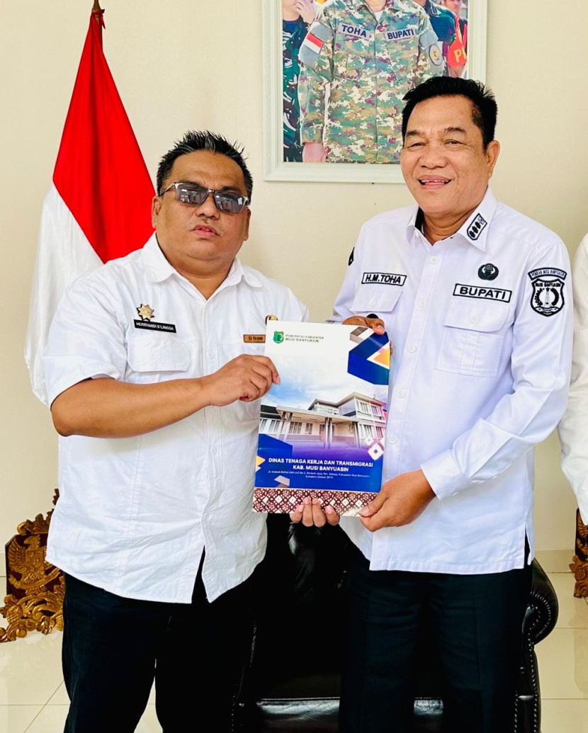 Kadisnakertrans Muba Herryandi Sinulingga dan Bupati Muba Toha Tohet (FOTO: Dok Disnakertrans Muba)