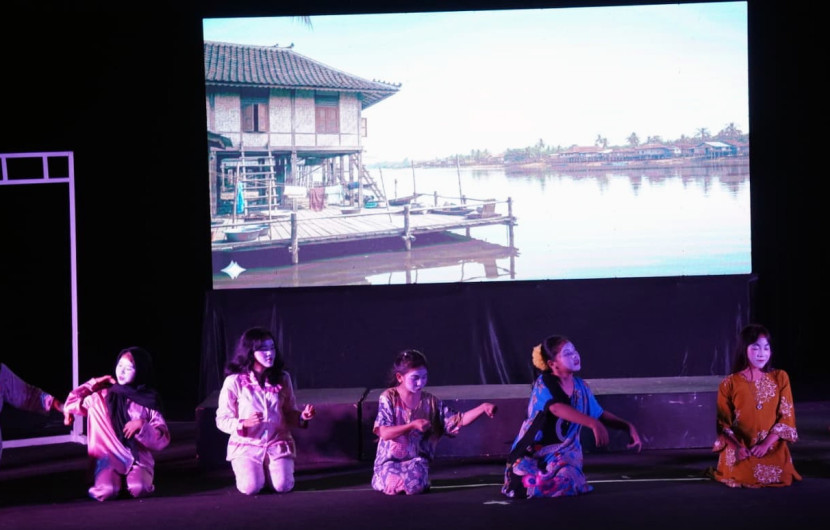 Pementasan "Musiku Musimu" pantomim Palembang di Graha Taman Budaya. (FOTO: Wak Dolah)