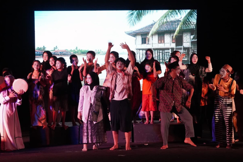 Pementasan "Musiku Musimu" pantomim Palembang di Graha Taman Budaya. (FOTO: Wak Dolah)