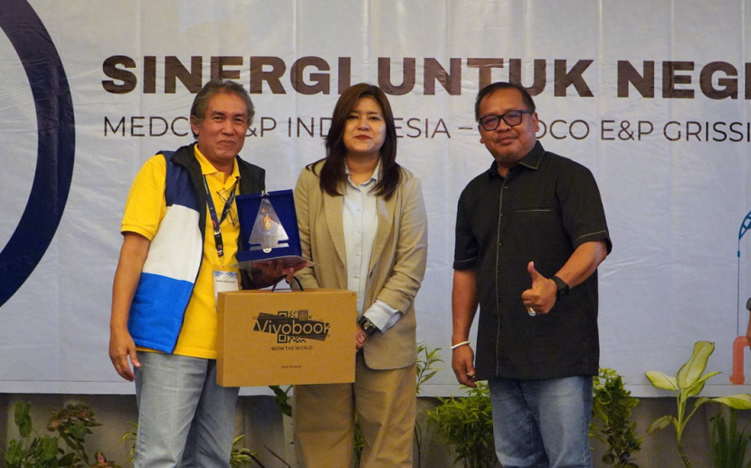 Wartawan Kingdomsriwijaya.id meraih peringkat kedua bersama Senior Manager Communication Medco E&P, Leony Lervyn dan Kepala Departemen Formalitas dan Komunikasi SKK Migas Sumbagsel, Syafei usai menerima hadiah. (FOTO Berdua Official)