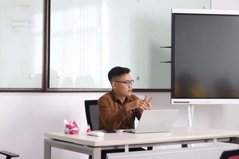 Ahmad Robi Ul’Zikri penulis buku yang juga dosen Fisip Universitas Palangka Raya. (FOTO: Fb @Ahmad Robi Ul’Zikri)
