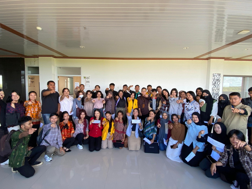 Ahmad Robi Ul’Zikri bersama mahasiswanya. (FOTO: Fb @Ahmad Robi Ul’Zikri)