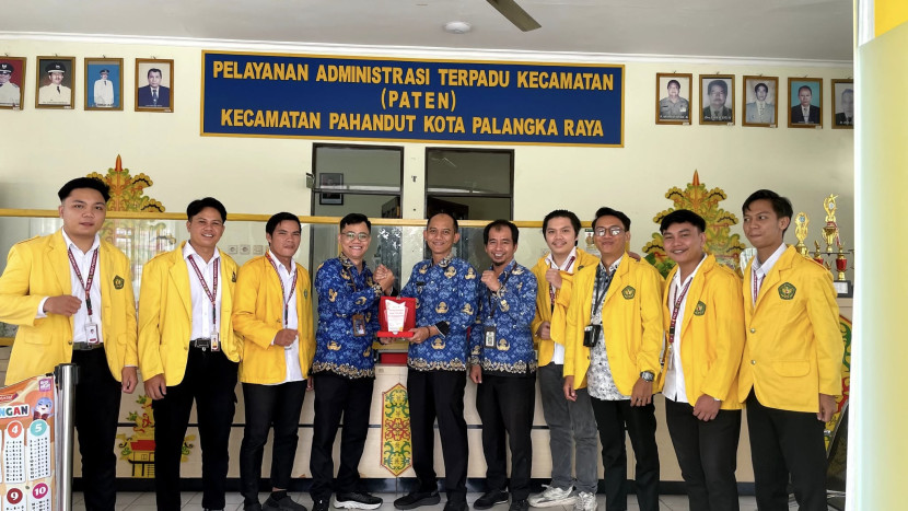 Ahmad Robi Ul’Zikri mendampingi mahasiswanya. (FOTO: Fb @Ahmad Robi Ul’Zikri)