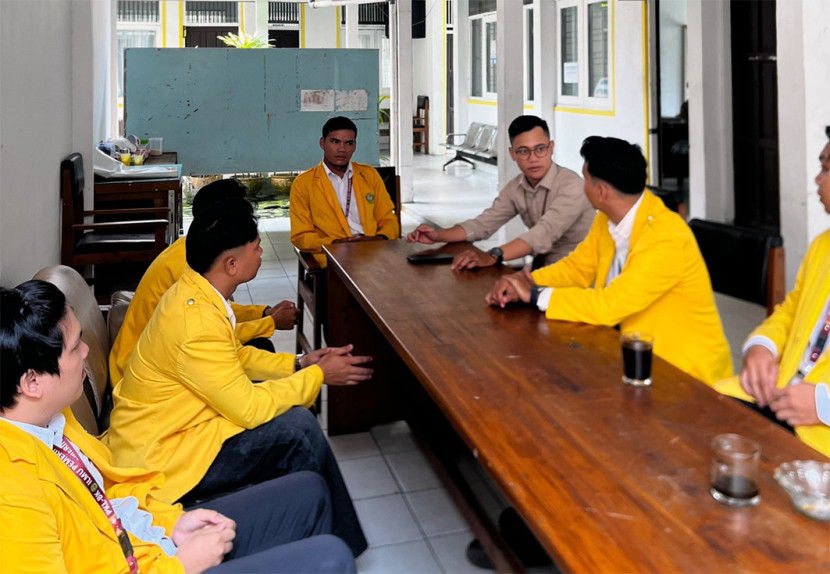 Ahmad Robi Ul’Zikri berdiskusi dengan mahasiswanya. (FOTO: Fb @Ahmad Robi Ul’Zikri)