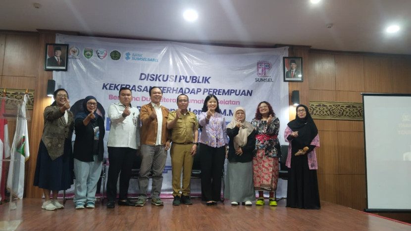 Nara sumber dan panitia Diskusi Publik Kekerasan Berbasis Gender Online (KBGO) oleh Forum Jurnalis Perempuan Indonesia (FJPI) Sumsel. (FOTO: Inge/ FJPI Sumsel)