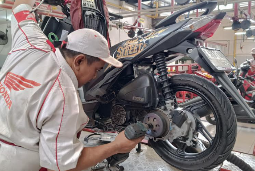 Mekanik AHASS sedang memeriksa sistem CVT pada sepeda motor matik Honda. dok Wahana