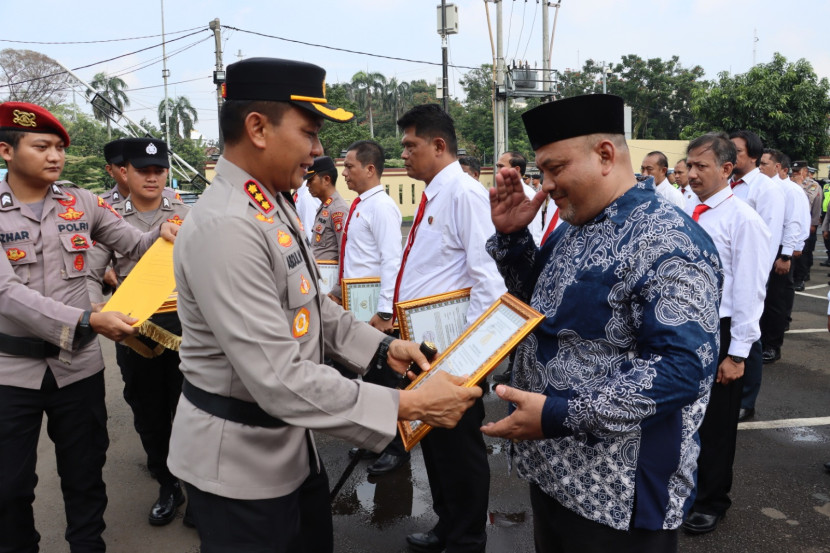 Kapolres Depok Berikan Penghargaan ke 56 Personel Berprestasi dan 4 Warga Sipil