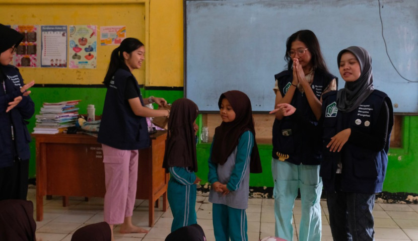 Aktivitas mengajar siswa SDN Cipatat. (Foto: Dok FIB UI) 