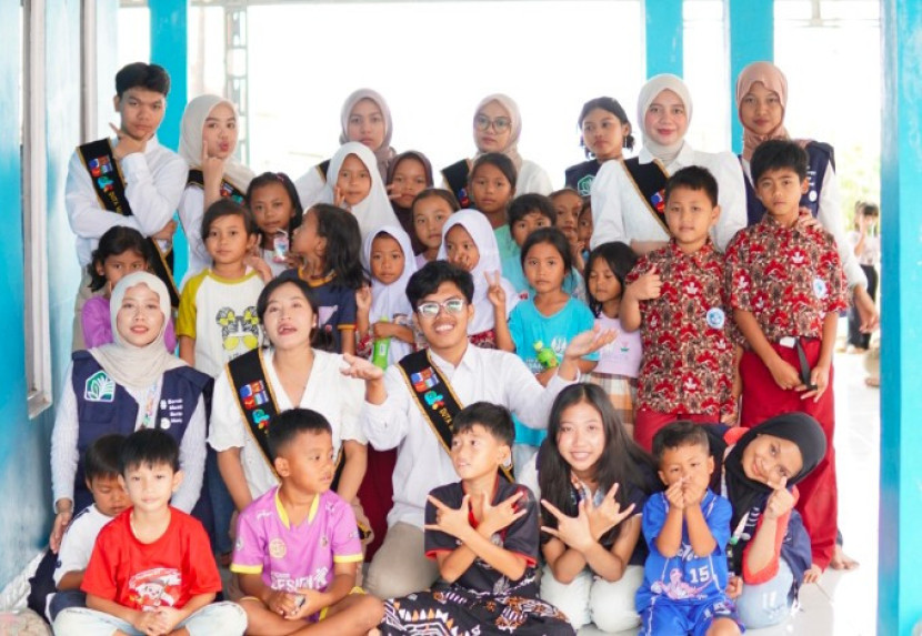 Bersama anak-anak SDN Cipatat. (Foto: Dok FIB UI) 